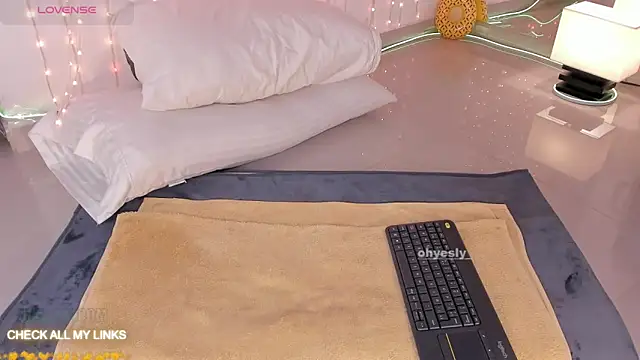 Snapshot of ohyesly_ chatting on 01/06/26, 10:08 ohyesly online show from 01/06/26, 10:08