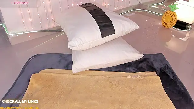 Snapshot of ohyesly_ chatting on 01/08/26, 10:06 ohyesly online show from 01/08/26, 10:06