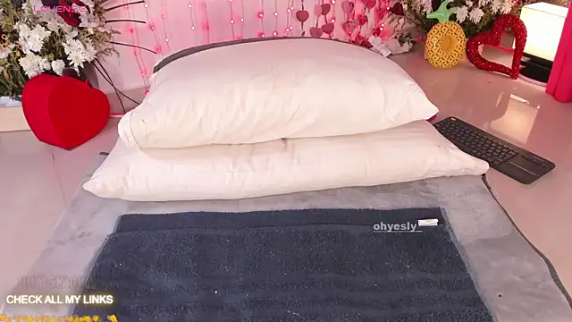 Snapshot of ohyesly_ chatting on 02/21/26, 10:05 ohyesly online show from 02/21/26, 10:05