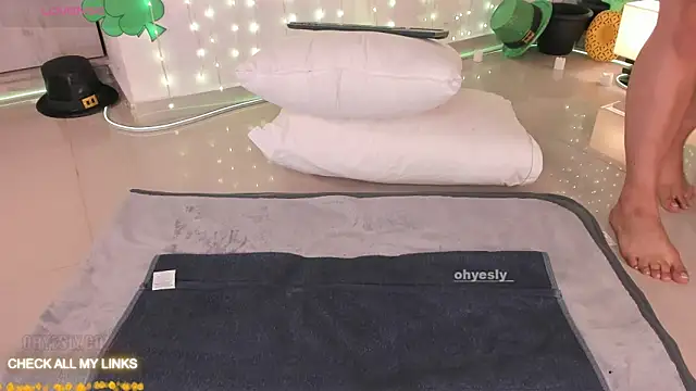 Snapshot of ohyesly_ chatting on 03/02/26, 10:11 ohyesly online show from 03/02/26, 10:11