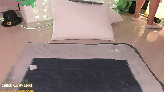 Snapshot of ohyesly_ chatting on 03/04/26, 10:10 ohyesly online show from 03/04/26, 10:10