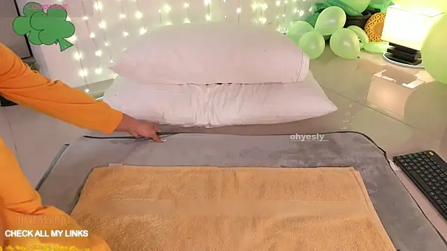 Snapshot of ohyesly_ chatting on 03/07/26, 10:23 ohyesly online show from 03/07/26, 10:23