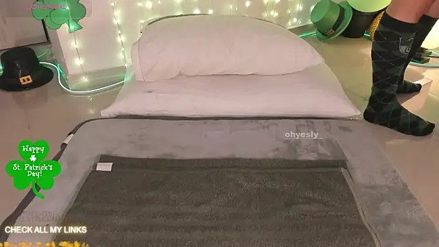 Snapshot of ohyesly_ chatting on 03/25/26, 10:10 ohyesly online show from 03/25/26, 10:10