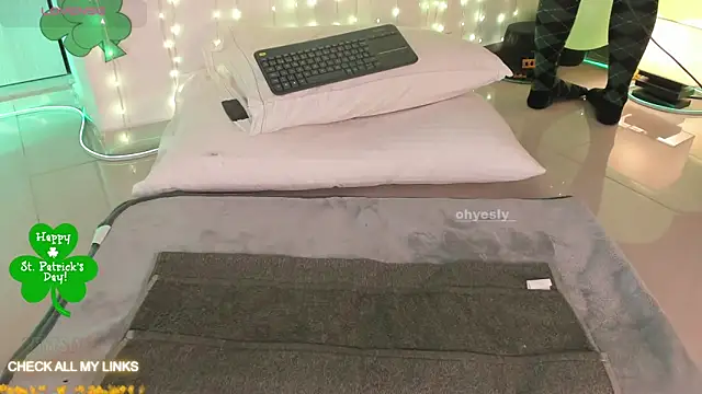 Snapshot of ohyesly_ chatting on 03/26/26, 10:21 ohyesly online show from 03/26/26, 10:21