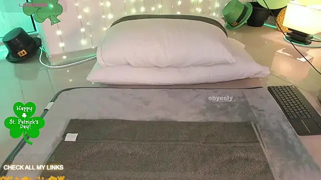 Snapshot of ohyesly_ chatting on 03/27/26, 10:15 ohyesly online show from 03/27/26, 10:15