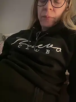 Snapshot of jayjencam chatting on 02/15/26, 07:43 jayjencam online show from 02/15/26, 07:43