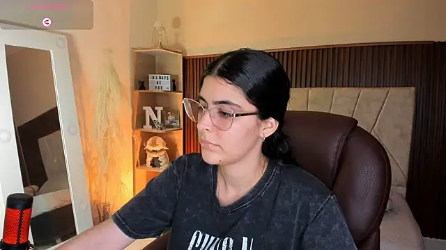 Snapshot of _Niah_ chatting on 12/22/25, 08:06 Niah online show from 12/22/25, 08:06