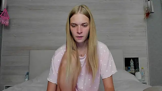 Snapshot of molly_hunt_ chatting on 09/22/25, 03:30 molly hunt online show from 09/22/25, 03:30
