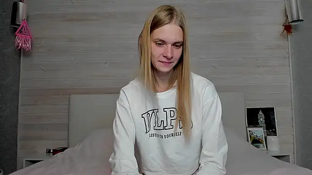 Snapshot of molly_hunt_ chatting on 10/22/25, 04:02 molly hunt online show from 10/22/25, 04:02