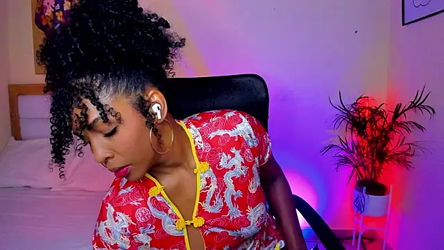 Snapshot of AitanaBrown_ chatting on 05/05/26, 08:28 AitanaBrown online show from 05/05/26, 08:28