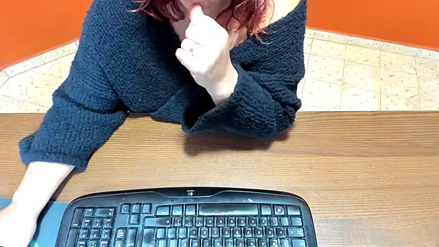 NikkiHolland online show from 11/05/25, 08:25