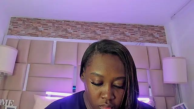 ShaniaBrownn online show from 09/19/25, 07:47