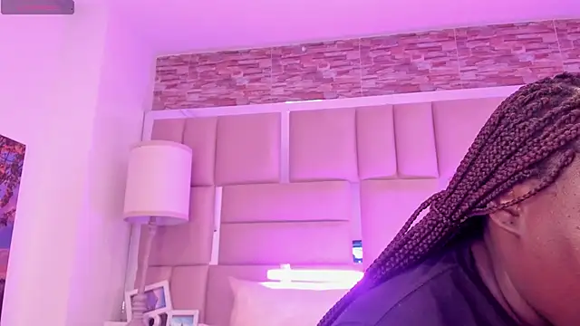 ShaniaBrownn online show from 04/29/26, 07:53