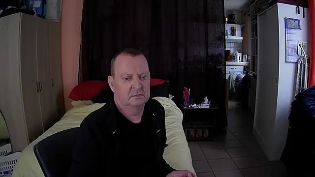 Snapshot of passifsoumis1963 chatting on 11/14/25, 10:25 passifsoumis1963 online show from 11/14/25, 10:25