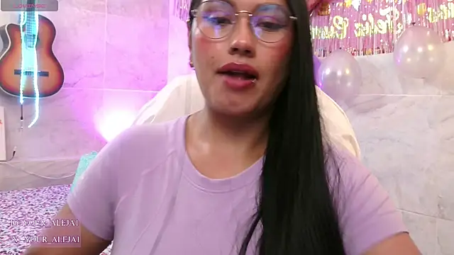 LauraRuiz1 online show from 06/15/26, 01:41