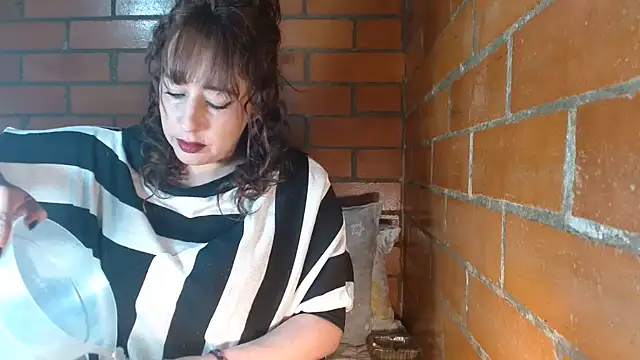 Snapshot of jenniferS_ chatting on 01/04/25, 04:00 jenniferS online show from 01/04/25, 04:00