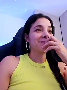 Snapshot of miaeyes chatting on 01/11/25, 04:25 miaeyes online show from 01/11/25, 04:25