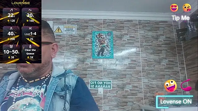 Snapshot of SexDiffrent chatting on 11/15/25, 04:03 SexDiffrent online show from 11/15/25, 04:03