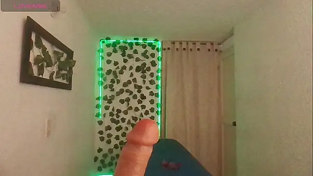 Snapshot of SexDiffrent chatting on 11/26/25, 04:30 SexDiffrent online show from 11/26/25, 04:30