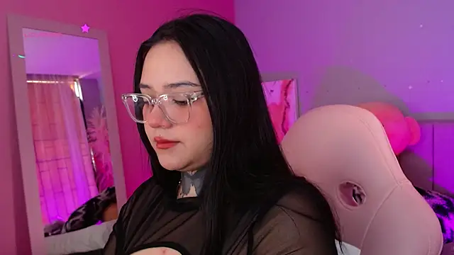 Snapshot of kim_blake chatting on 01/17/25, 12:52 kim blake online show from 01/17/25, 12:52