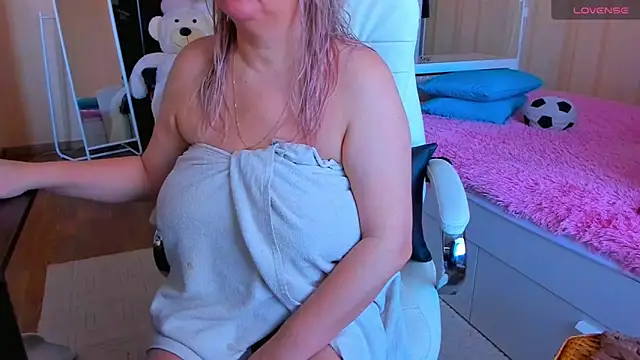 Snapshot of PamHardFuck chatting on 03/15/25, 08:15 PamHardFuck online show from 03/15/25, 08:15