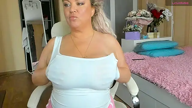 Snapshot of PamHardFuck chatting on 11/02/25, 10:17 PamHardFuck online show from 11/02/25, 10:17