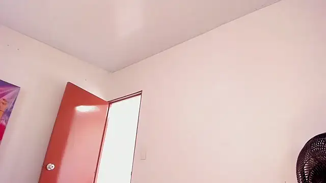 Snapshot of xLatinahotx chatting on 12/19/24, 02:57 xLatinahotx online show from 12/19/24, 02:57