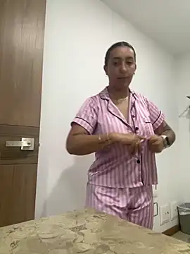 Snapshot of Hannahoff chatting on 01/17/25, 04:15 Hannahoff online show from 01/17/25, 04:15