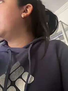 Snapshot of Hannahoff chatting on 02/04/25, 07:11 Hannahoff online show from 02/04/25, 07:11