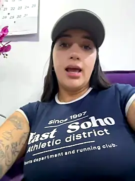 Snapshot of Hannahoff chatting on 11/12/25, 11:14 Hannahoff online show from 11/12/25, 11:14