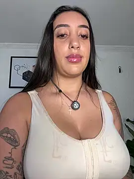 Snapshot of Hannahoff chatting on 07/16/26, 11:11 Hannahoff online show from 07/16/26, 11:11