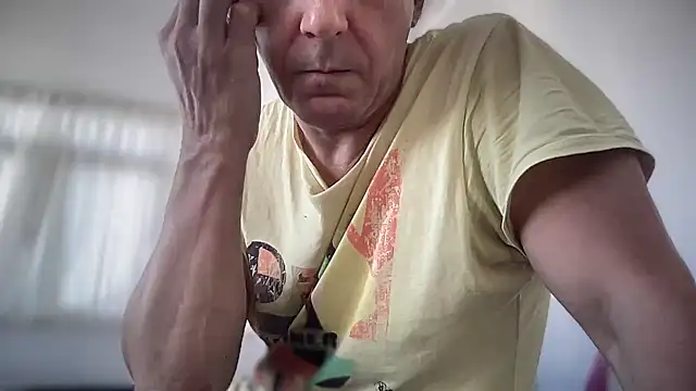 Snapshot of ALPHANDRE chatting on 10/06/25, 07:28 ALPHANDRE online show from 10/06/25, 07:28