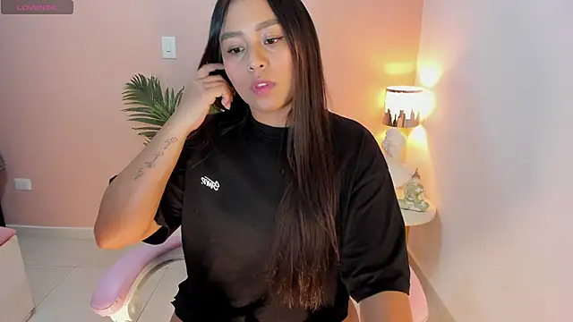 Snapshot of Ciara8 chatting on 10/27/25, 01:37 Ciara8 online show from 10/27/25, 01:37