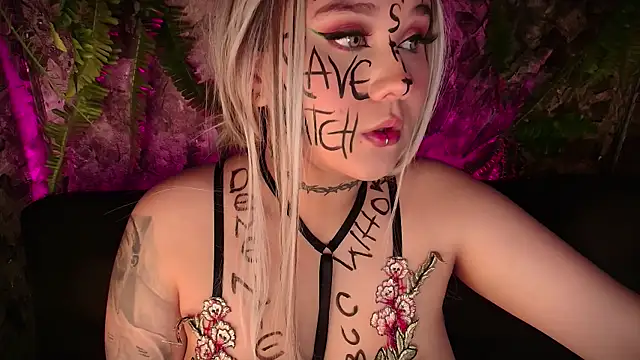 Snapshot of Laura_takint chatting on 12/19/24, 05:08 Laura takint online show from 12/19/24, 05:08