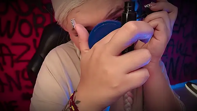 Snapshot of Laura_takint chatting on 02/15/25, 04:01 Laura takint online show from 02/15/25, 04:01