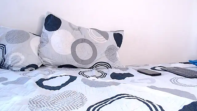 Snapshot of SimonRoberth chatting on 09/22/25, 09:06 SimonRoberth online show from 09/22/25, 09:06