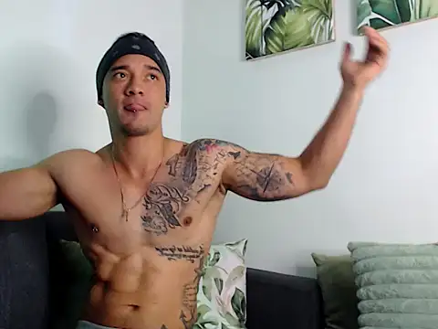 Snapshot of SimonRoberth chatting on 10/05/25, 01:48 SimonRoberth online show from 10/05/25, 01:48