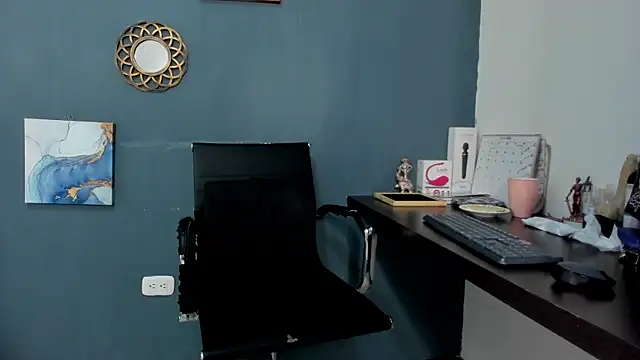 nia  white online show from 12/19/24, 04:46