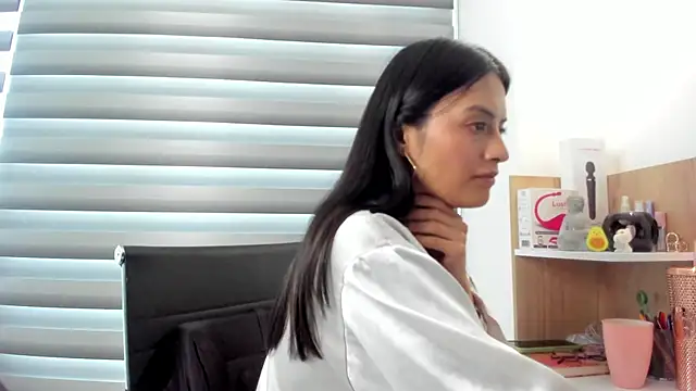 nia  white online show from 02/10/25, 05:19