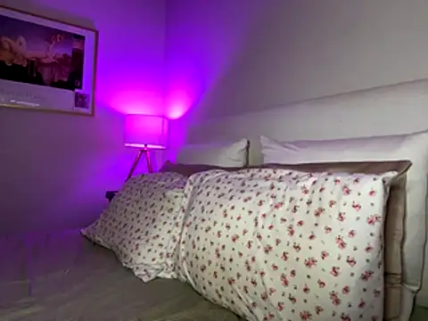 Snapshot of _sloane chatting on 12/17/25, 03:23 sloane online show from 12/17/25, 03:23