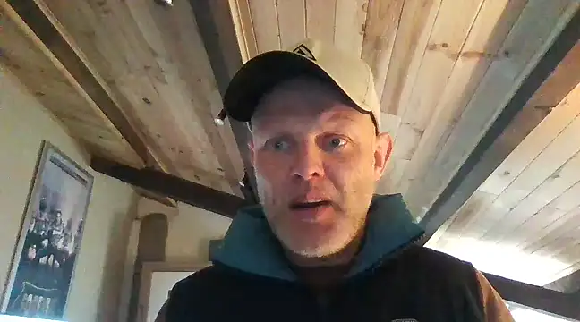 Snapshot of davigochi77bcn chatting on 02/27/25, 08:53 davigochi77bcn online show from 02/27/25, 08:53