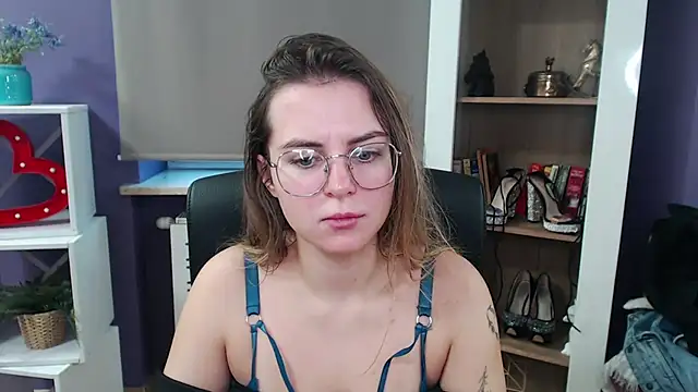 Snapshot of Zoey_Erotic chatting on 12/03/24, 09:00 Zoey Erotic online show from 12/03/24, 09:00