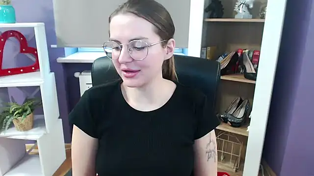 Snapshot of Zoey_Erotic chatting on 02/24/25, 09:00 Zoey Erotic online show from 02/24/25, 09:00