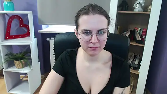 Snapshot of Zoey_Erotic chatting on 03/06/25, 08:41 Zoey Erotic online show from 03/06/25, 08:41