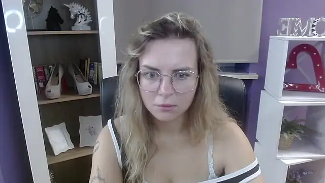 Snapshot of Zoey_Erotic chatting on 09/11/25, 04:23 Zoey Erotic online show from 09/11/25, 04:23