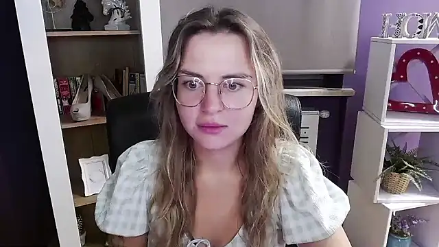 Snapshot of Zoey_Erotic chatting on 10/10/25, 04:22 Zoey Erotic online show from 10/10/25, 04:22