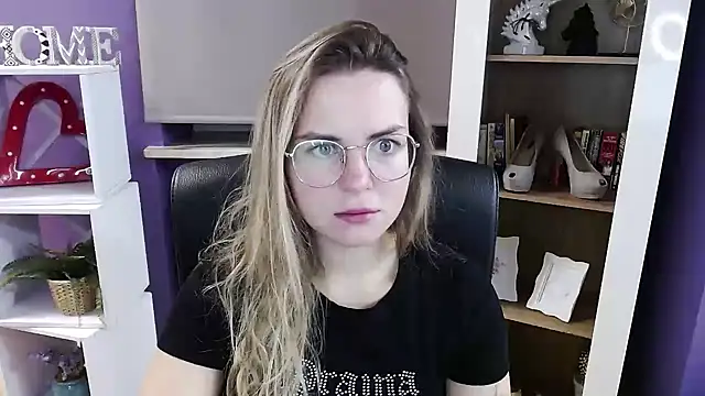 Snapshot of Zoey_Erotic chatting on 10/22/25, 04:24 Zoey Erotic online show from 10/22/25, 04:24