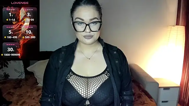 Snapshot of Laura_sinner chatting on 11/17/25, 05:30 Laura sinner online show from 11/17/25, 05:30