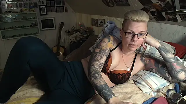 MaryG online show from 02/11/25, 04:35