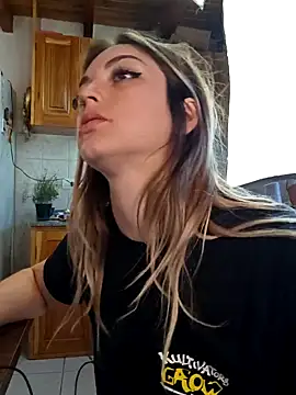 Snapshot of Elnonoykeila77 chatting on 02/12/25, 04:00 Elnonoykeila77 online show from 02/12/25, 04:00